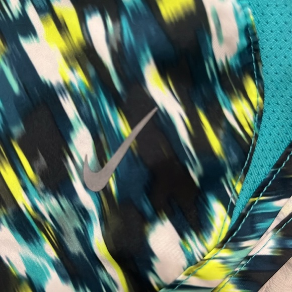 Excellent condition women’s Nike running shorts size small - Picture 3 of 10